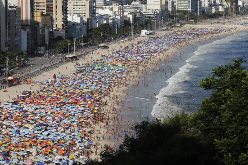 1_rio-de-janeiro-rj-brazil-2022-summer-in-rio-view-of-leblon-and-ipanema-beaches-from-the-two-brothers-natural-park-free-photo